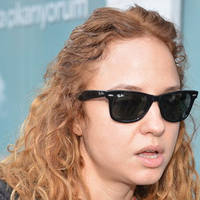 "Git başımdan Ayşe"