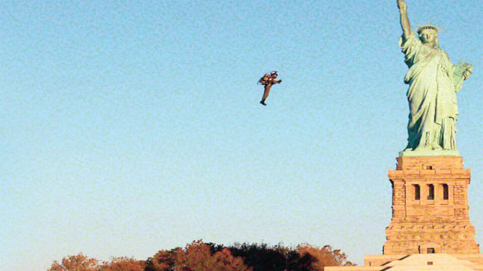 Sırt jetiyle Özgürlük Heykeli'nde tur attı