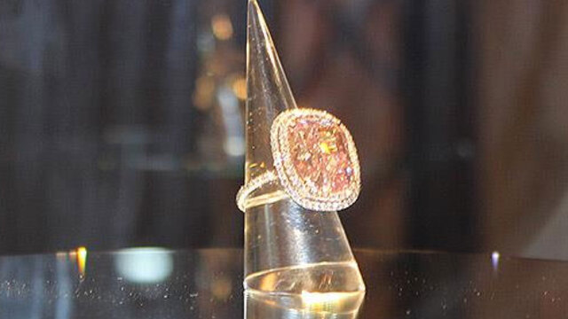 Pembe elmas yüzük 28,7 milyon İsviçre frangına satıldı