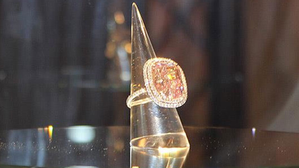Pembe elmas yüzük 28,7 milyon İsviçre frangına satıldı