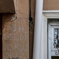 Karargahlarına girdiler! Özel harekat duvara bu yazıyı yazdı!