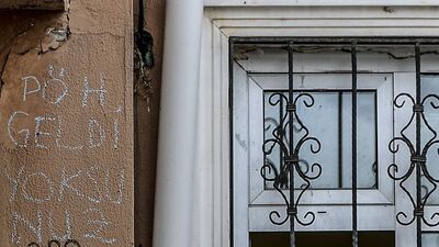 Karargahlarına girdiler! Özel harekat duvara bu yazıyı yazdı!