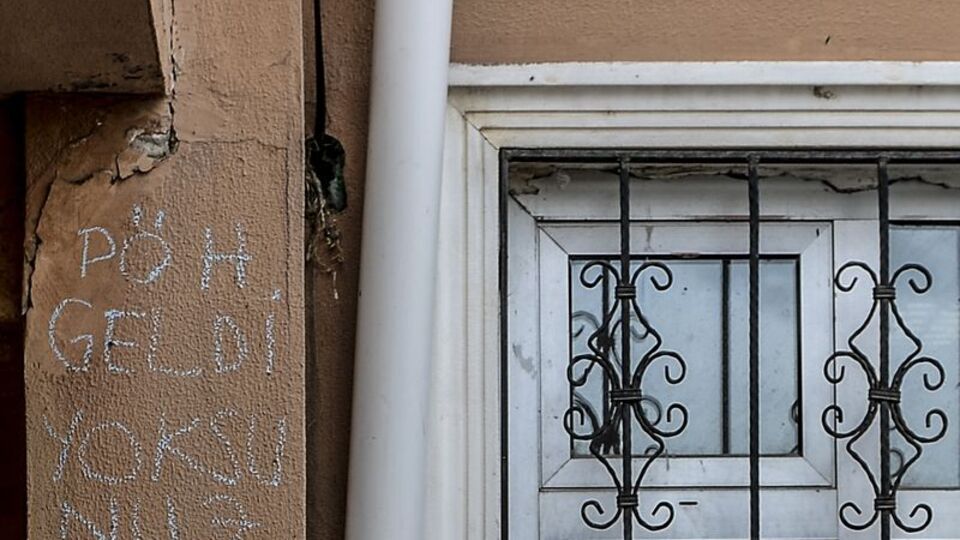 Karargahlarına girdiler! Özel harekat duvara bu yazıyı yazdı!