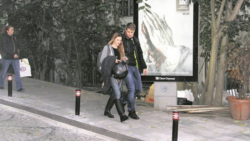 Alina Boz sevgilisiyle yakalandı