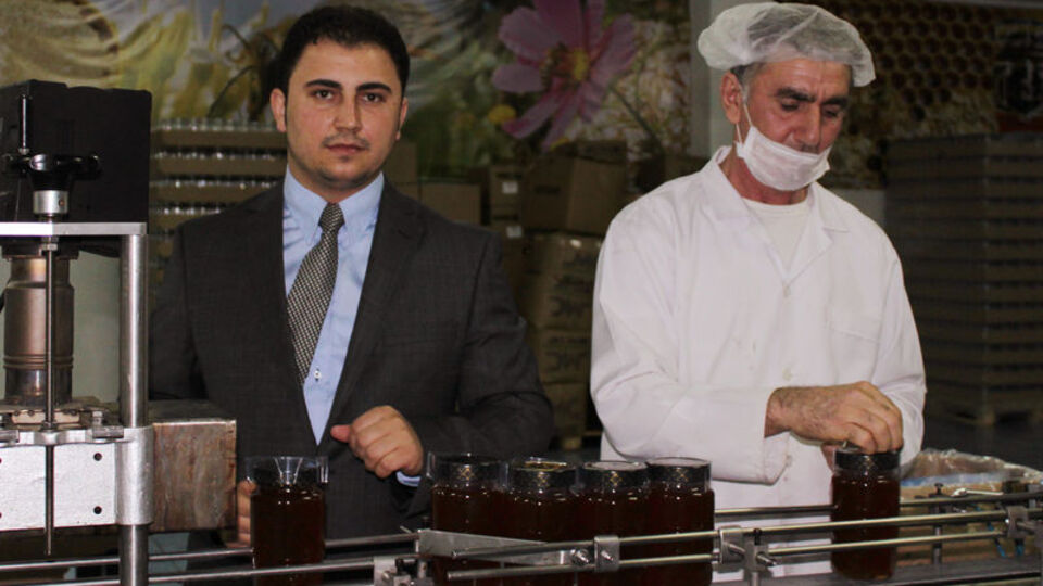 Ünlü bal satıcısı dolandırıcılıktan gözaltına alındı!