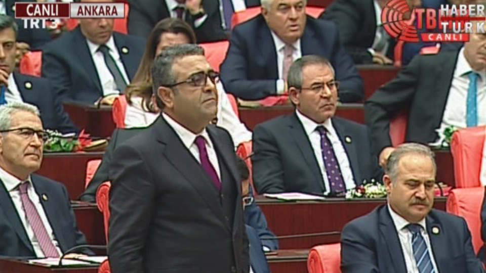 Baykal'ın konuşmasından sonra ayağa kalktı ve...