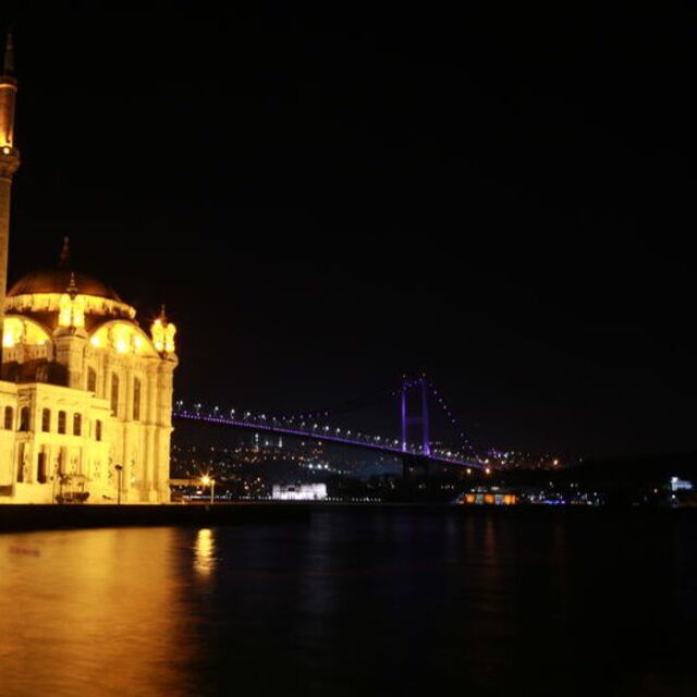 Boğaziçi Köprüsü mora büründü!