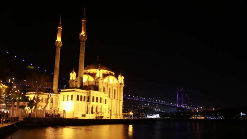 Boğaziçi Köprüsü mora büründü!