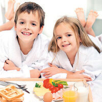 Kahvaltı yapan çocuk 2 kat başarılı