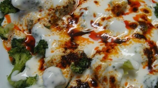 Yoğurt soslu haşlanmış brokoli
