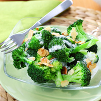 Yoğurt soslu haşlanmış brokoli