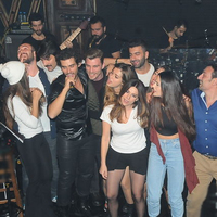 Hayranlarını şarkıcı kimliğiyle selamladı