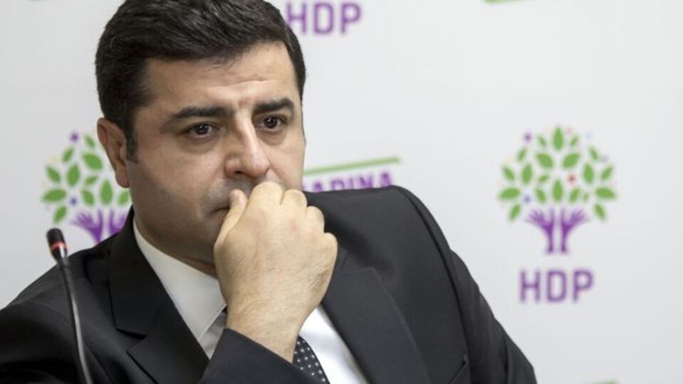 Konuşamıyor, yazışarak görüşecek
