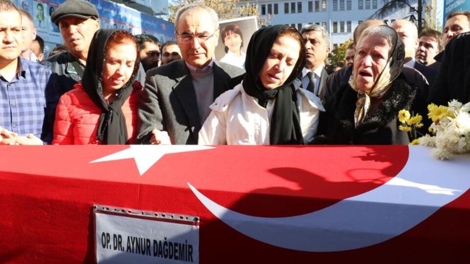 Samsun'da öldürülen kadın doktor son yolculuğuna uğurlandı