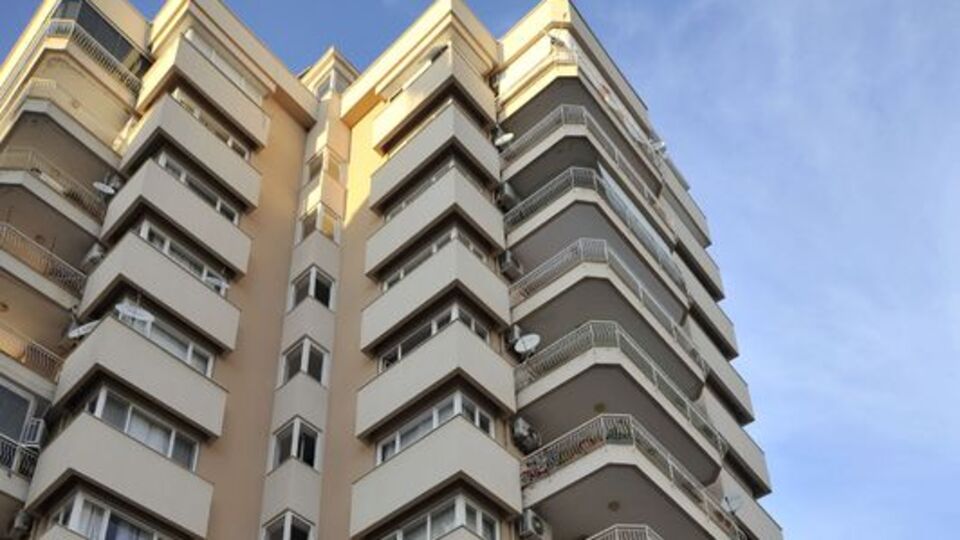 6. katından düşen bebek yaşama tutundu