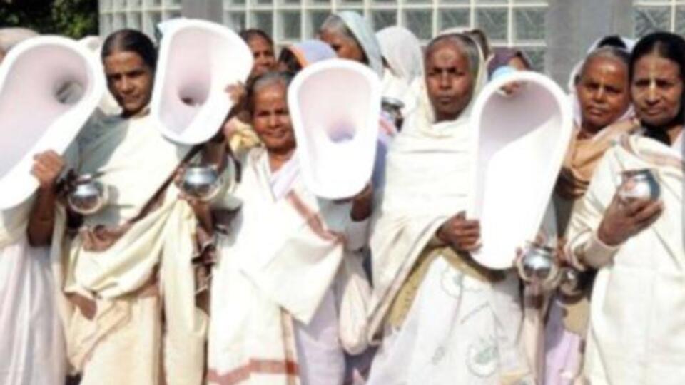 Kadınlardan 'toplu çiş eylemi'