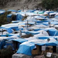 Kadınları ve çocukları Türkiye sınırına bırakıp savaşmak için geri döndüler