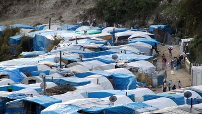 Kadınları ve çocukları Türkiye sınırına bırakıp savaşmak için geri döndüler