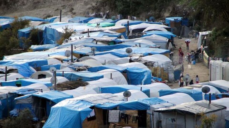 Kadınları ve çocukları Türkiye sınırına bırakıp savaşmak için geri döndüler