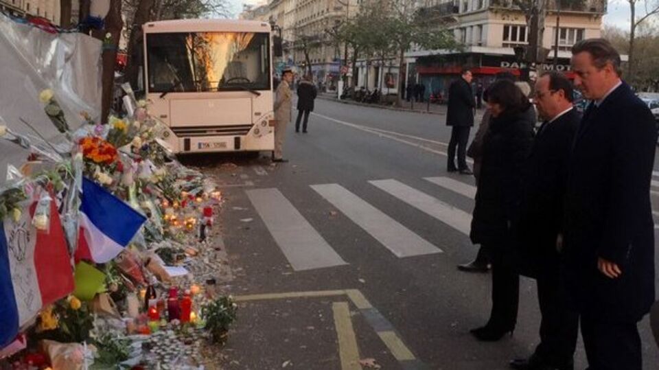 Cameron ve Hollande Bataclan'ı ziyaret etti