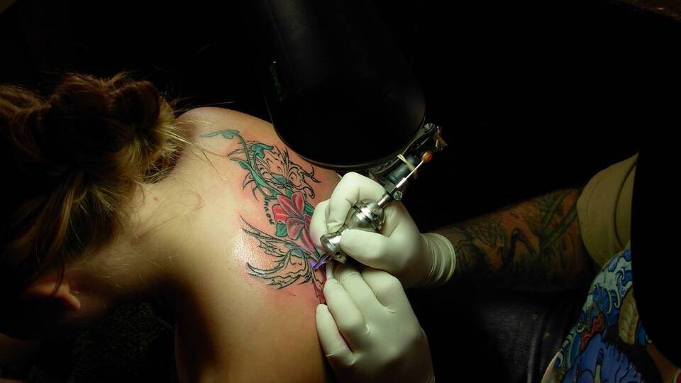 Dövme yaptırmak mı zararlı yoksa sildirmek mi?