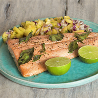 Izgara somon ve ananas salatası