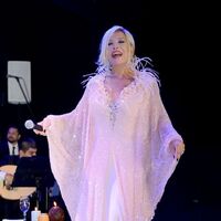 Sayın, yeni yaşını sahnede kutladı