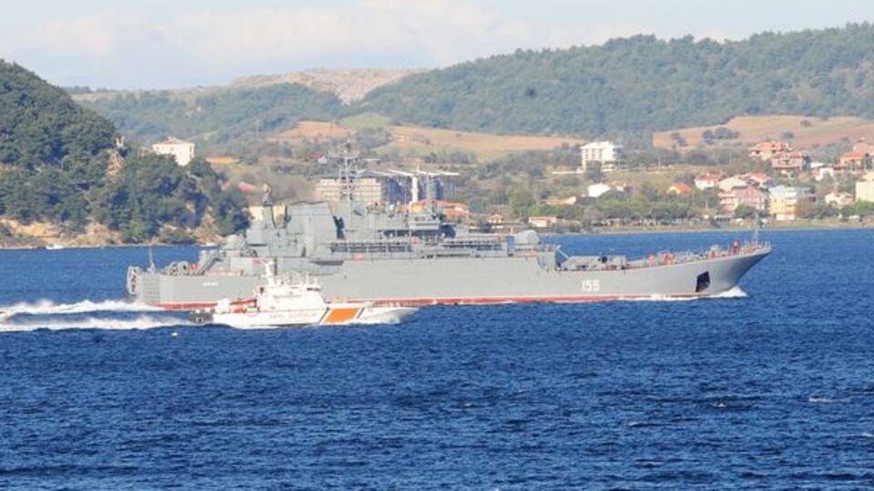 Rus savaş gemisi Boğaz'dan geçti!