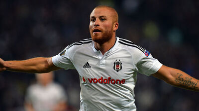 Yıldız futbolcuya sürpriz sevgili