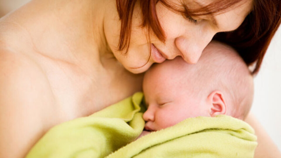 İlk tüp bebek anne oldu!