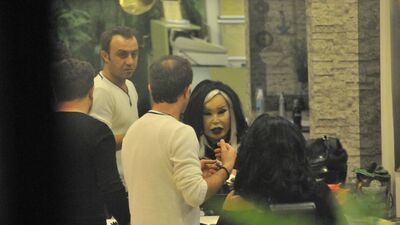 7.5 saat kuaförde kaldı, 2 kilo et yedi