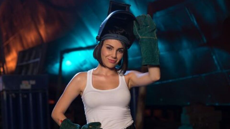 Kraliçenin aşkı fanlarını ikiye böldü