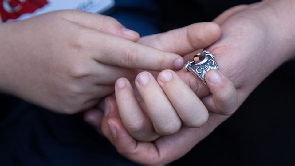 Şehit cenazesinde yürek yakan an!