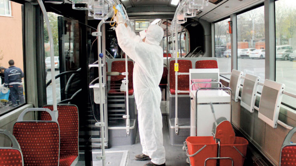 Metrobüste dip köşe kış temizliği