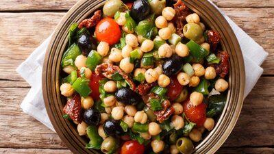 Renkli nohut salatası