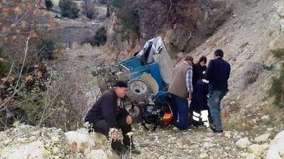 Tarım aracı devrildi: 1 ölü, 2 yaralı!