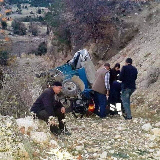 Tarım aracı devrildi: 1 ölü, 2 yaralı!