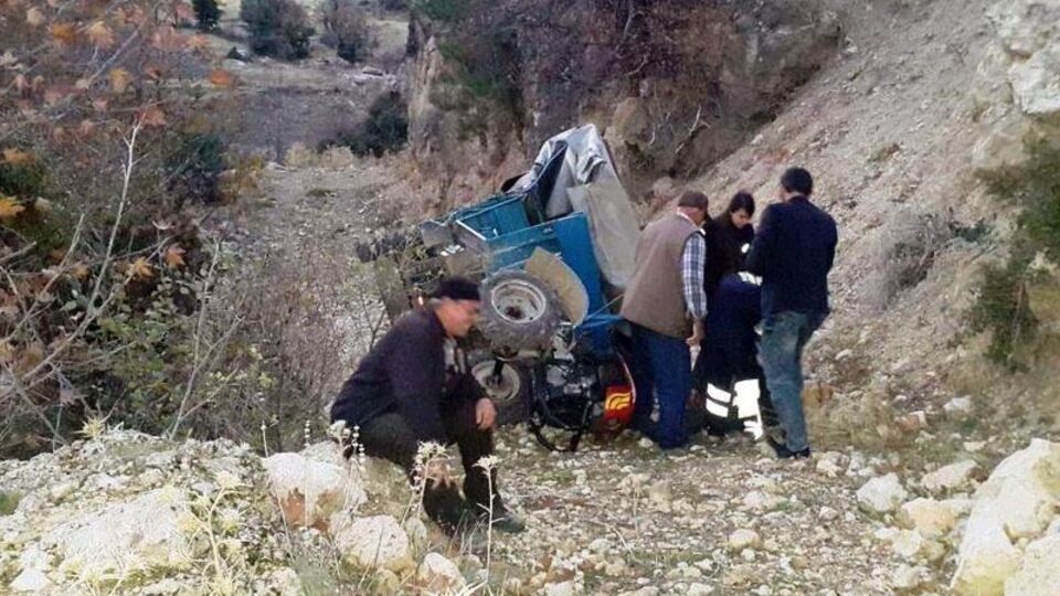 Tarım aracı devrildi: 1 ölü, 2 yaralı!