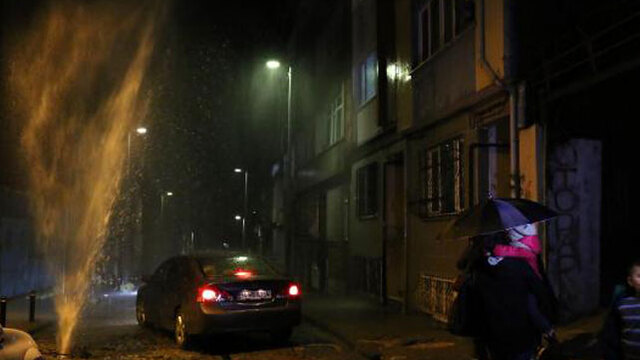 Boru patladı, su apartman boyuna ulaştı