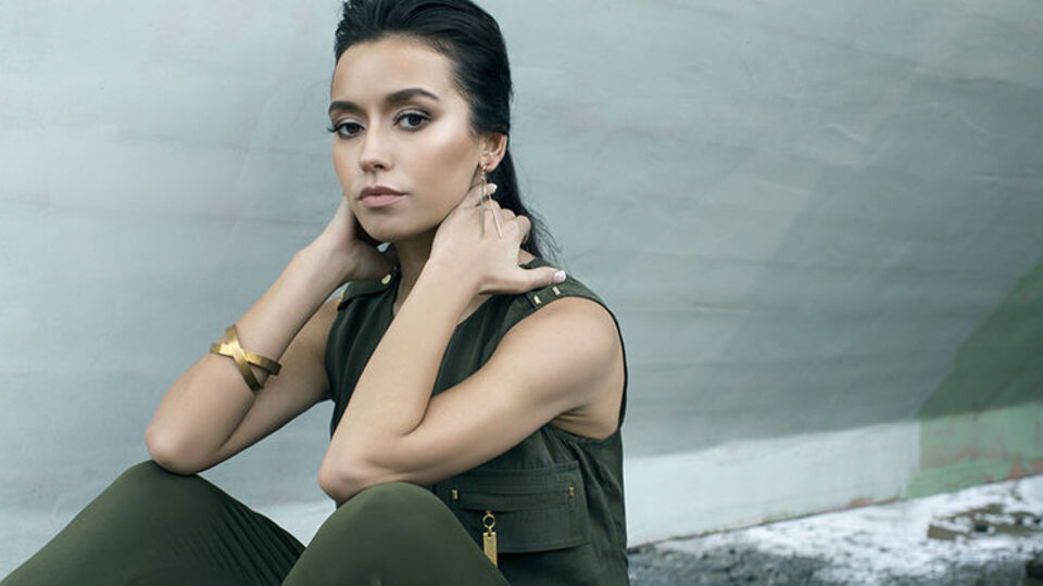 Tuğba Yurt'tan duygusal şarkı