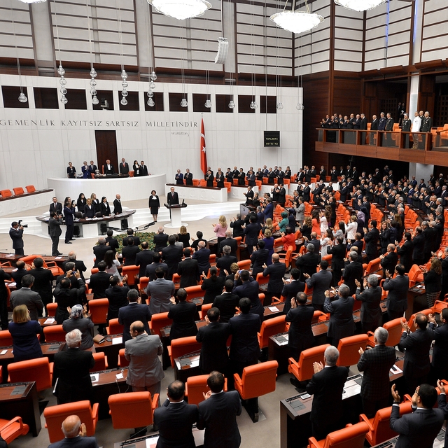 Odasını beğenmeyen 25 vekil 'becayiş' yaptı