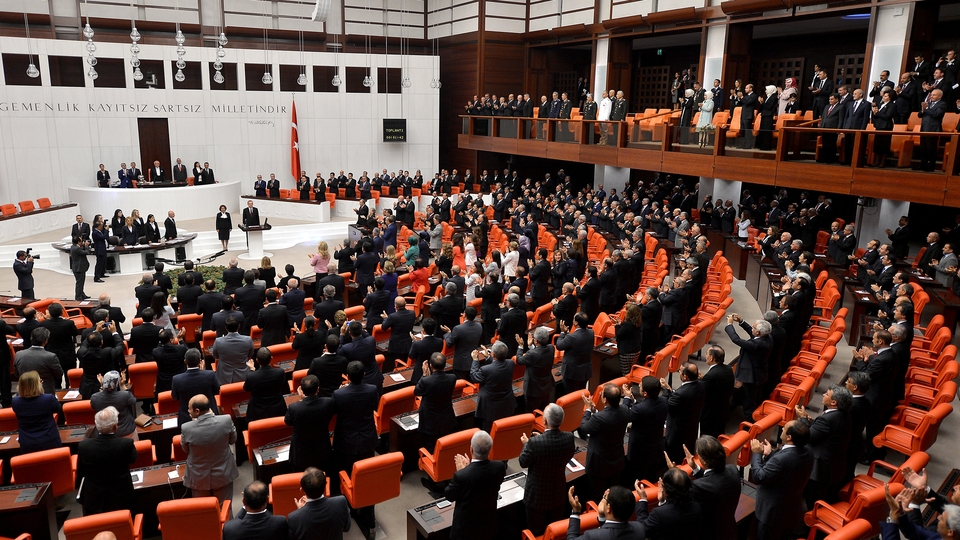 Odasını beğenmeyen 25 vekil 'becayiş' yaptı