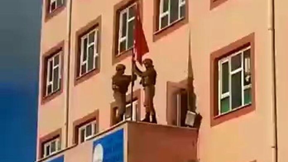 Askerler orada Türk bayrağını yerine astı!