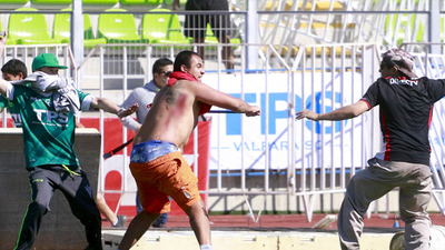 Taraftarlar sahaya indi