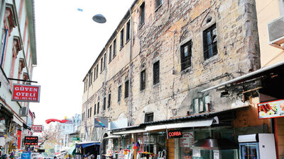 Şekerci Han dökülüyor