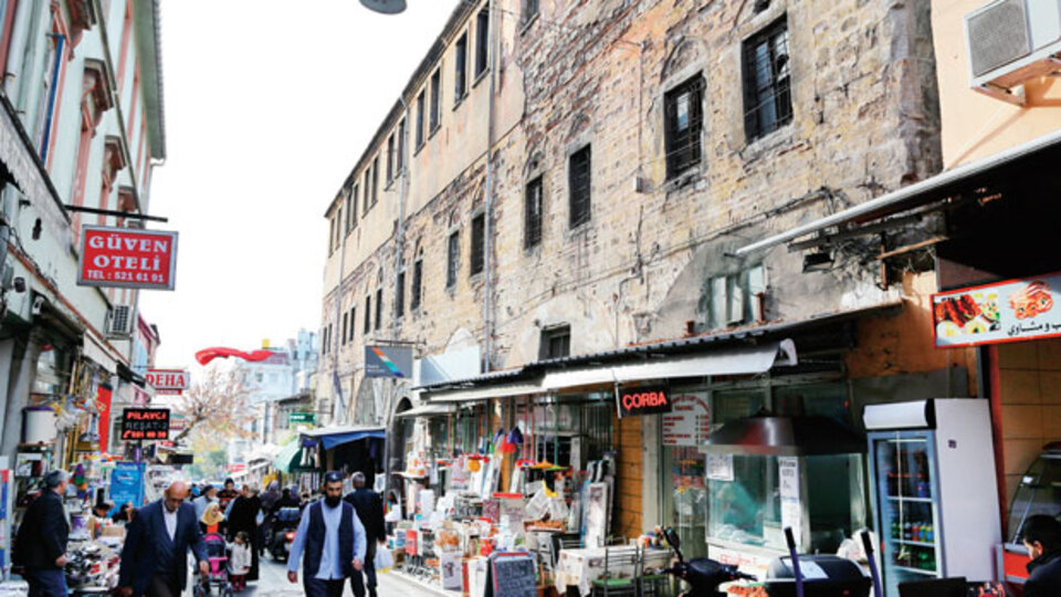 Şekerci Han dökülüyor