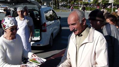 Fatma Girik pide dağıttı