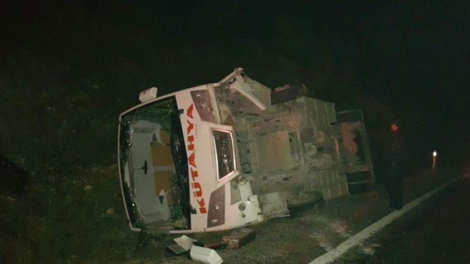 Yolcu otobüsü devrildi
