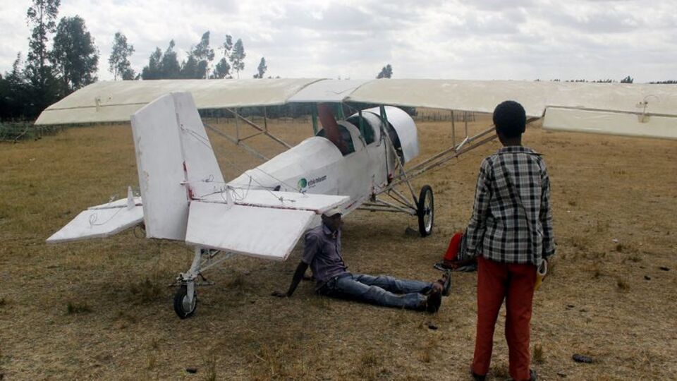 Kendi imkanlarıyla uçak yaptı