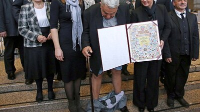 Toplu fotoğraf çektirirken pantolonu düştü!